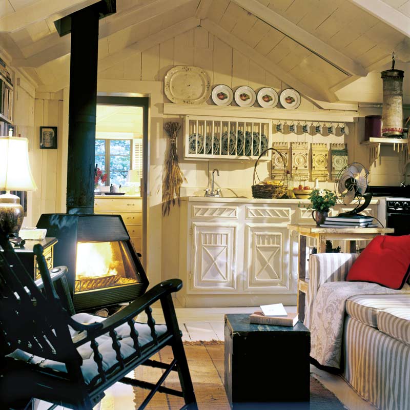 A Tiny but Charming Summer Cottage in Maine