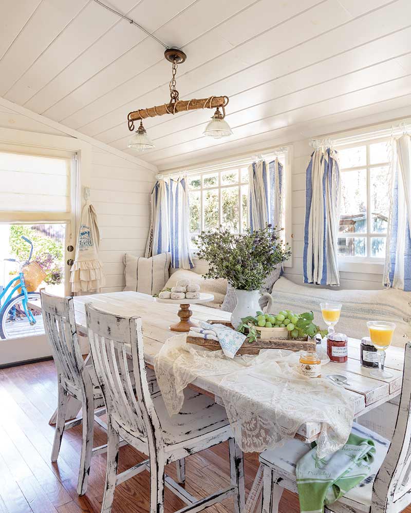 Californian cottage breakfast room