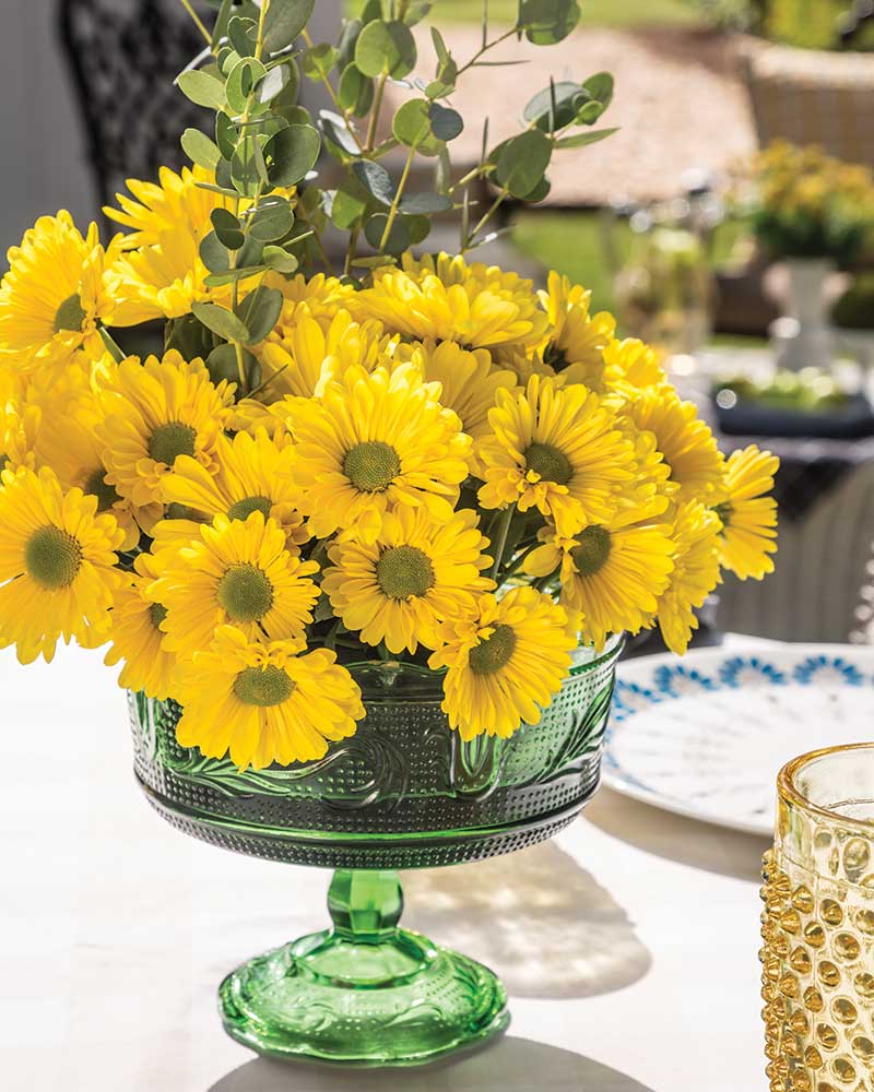 A centerpiece of yellow daisies.