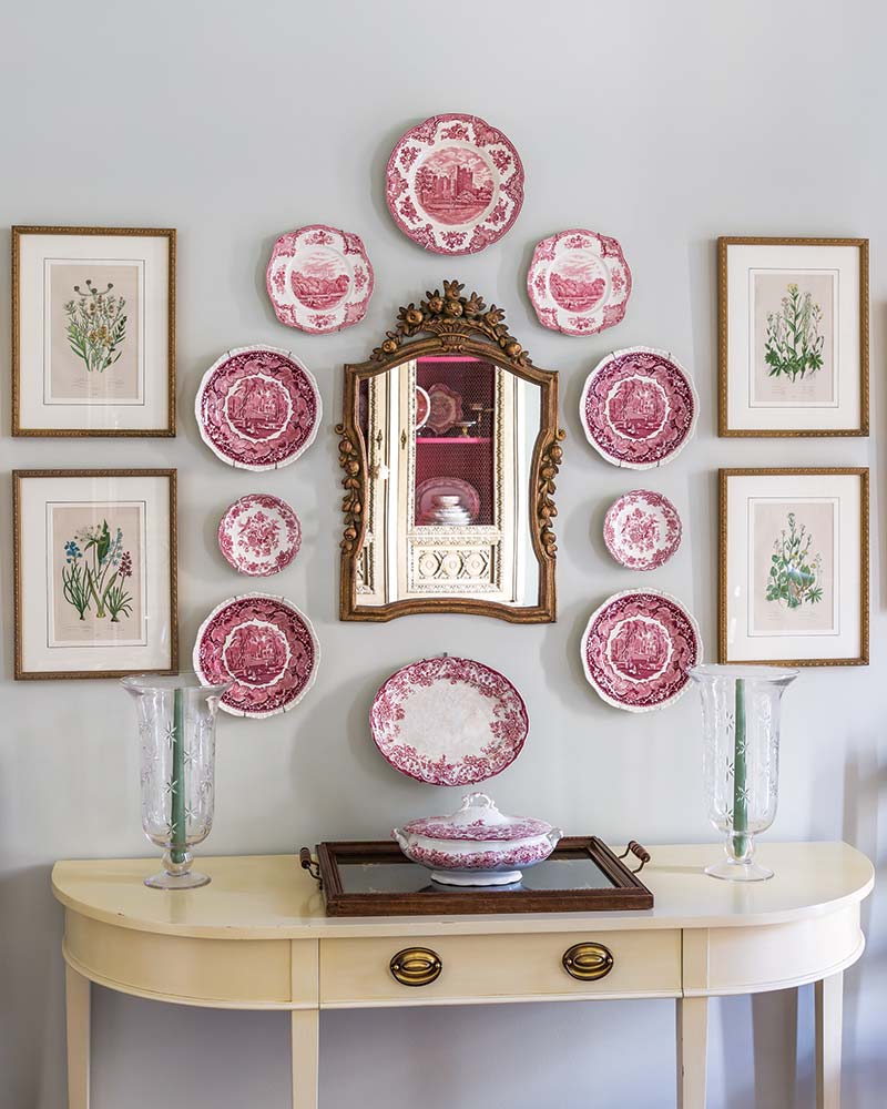 A wall decorated with red-and-white china.
