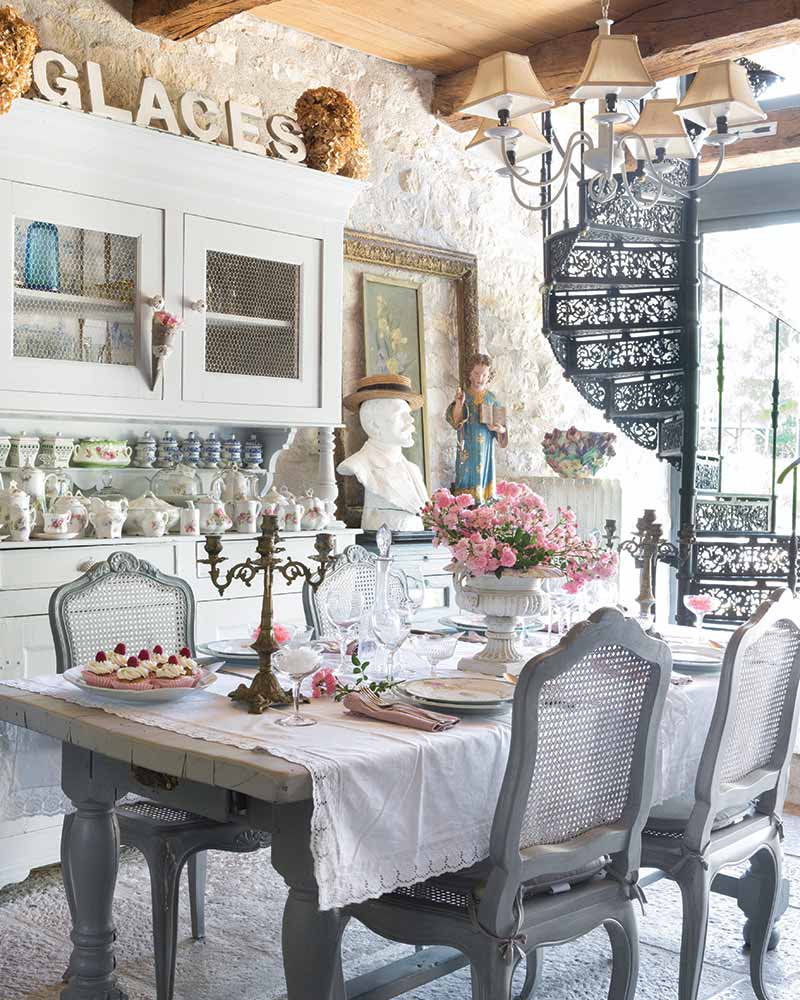 A dining room filled with French antiques.