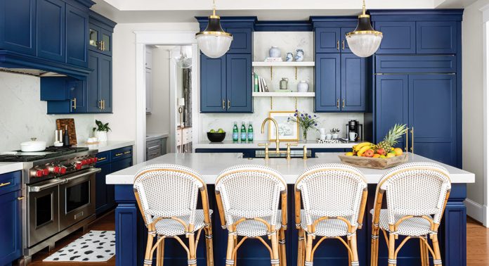 A kitchen with royal blue cabinets.