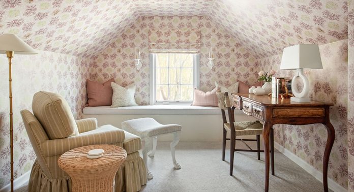 This Cozy Sitting Room Captures the Shifting Seasons