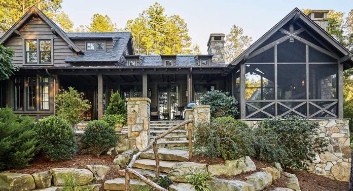 This Relaxed Lake Home Is a Rustic Retreat